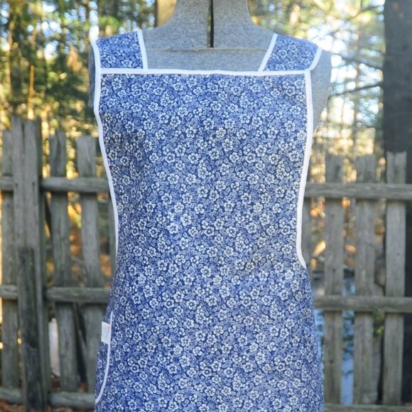 Vintage Navy Blue & White Floral Cotton Bib Apron "H" Back NWOT Paper Label - Picture 2 of 8